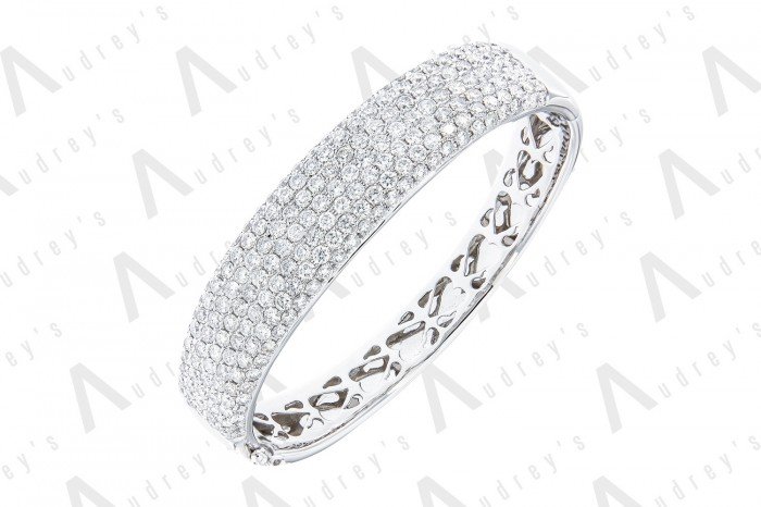 18K WHITE GOLD DIAMOND BANGLE