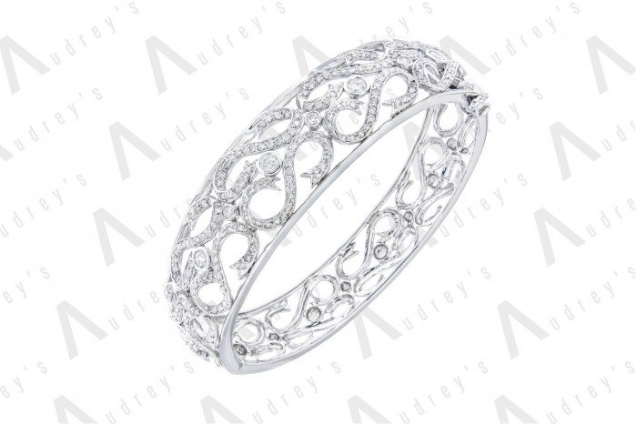 18 KARAT DESIGNER DIAMOND BANGLE