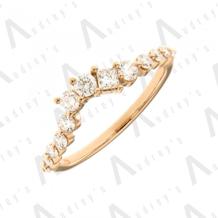 18 KARAT ROUND AND PRINCESS CUT DIAMOND RING