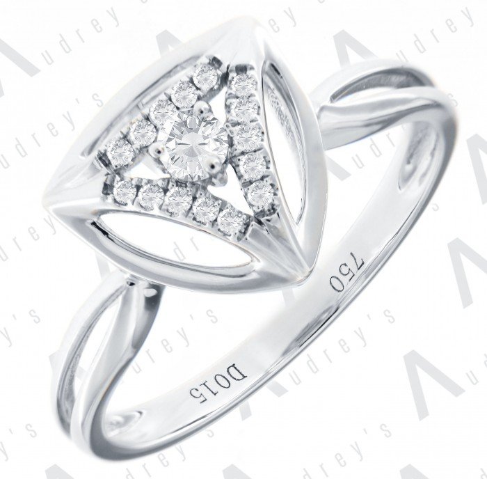 18 KARAT DIAMOND RING
